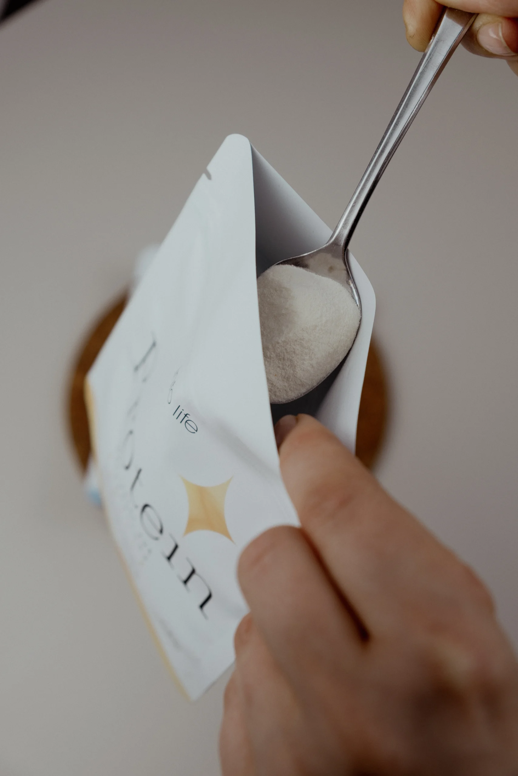 into-life-Das Proteinpulver hat eine helle Farbe, ist sehr fein und gut löslich.